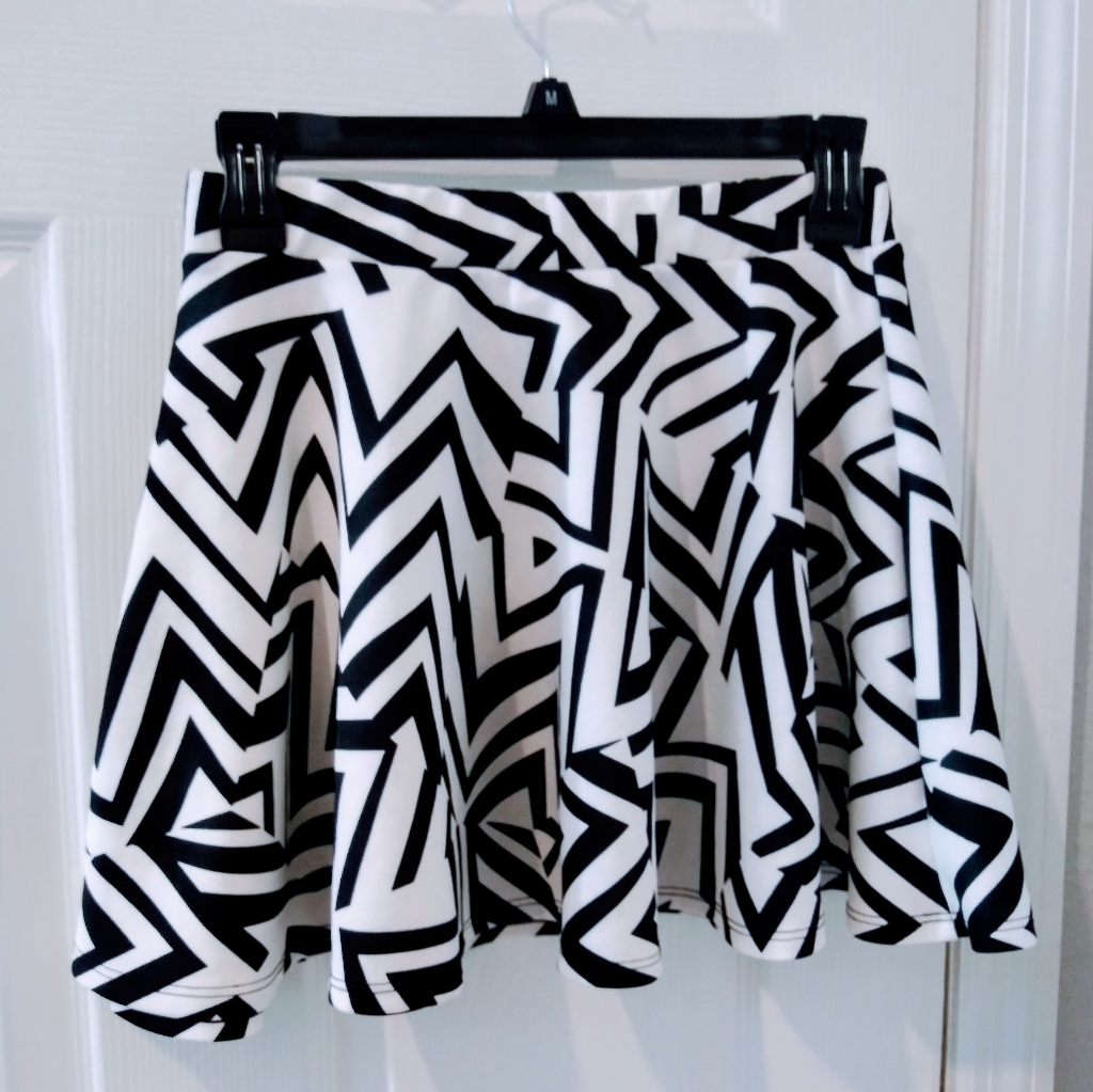 Body Central A-Line Chevron Pattern Mini Skirt Size M Black/White
